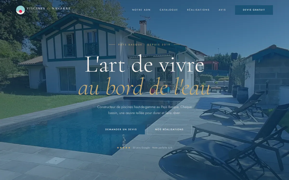 After: the mock-up’s home on desktop (in French), a pool in front of a Basque house, "L’art de vivre au bord de l’eau" (the art of living by the water) and the "Demander un devis" (request a quote) and "Nos réalisations" (our work) buttons.