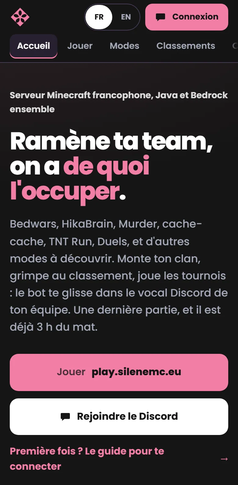 La même tête de page sur téléphone : la navigation, qui défile sur le côté, le titre, la liste des modes de jeu, les boutons pour jouer et rejoindre le Discord.